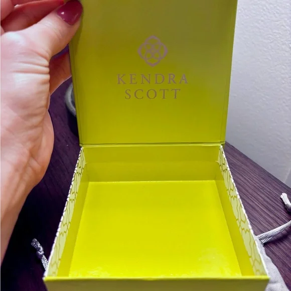 Kendra Scott gift box and dust bag - Picture 2 of 4